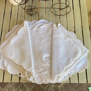 NWT scalloped/shell shaped placemats and napkins